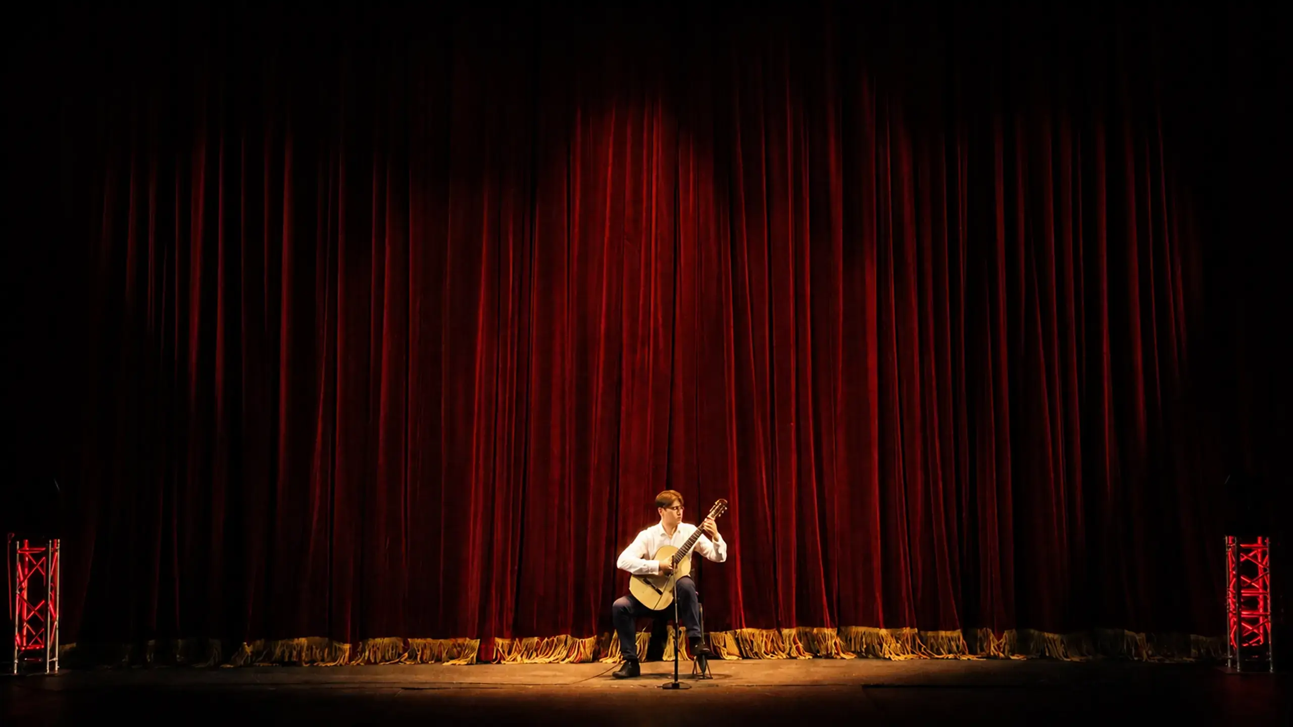 Classical guitarist on the competition stage